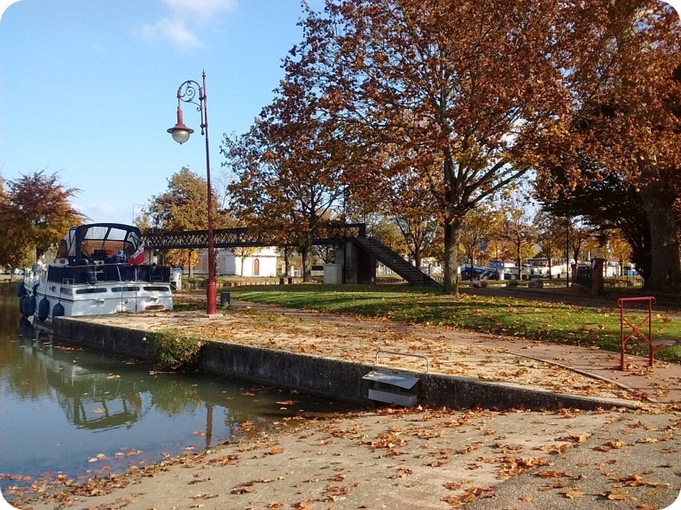 Photo du port de Castelsarrasin et sa passerelle en automne Photo du port de Castelsarrasin et sa passerelle en automne